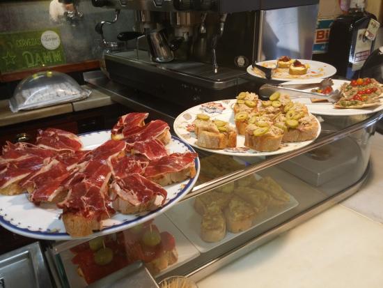 Tapas locales en El Xampanyet de Barcelona Tapas locales en El Xampanyet de Barcelona