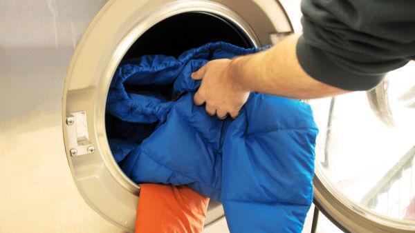 Các bước giặt áo phao bằng máy giặt ở chế độ nào đúng cách, giúp áo giữ độ phồng