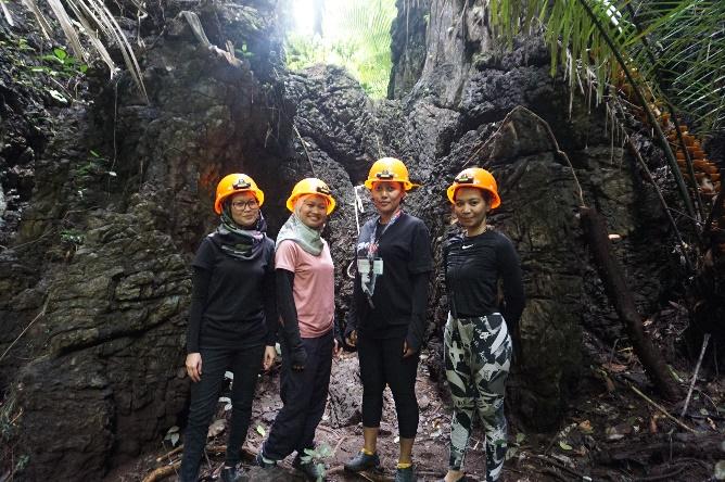 A group of people posing for a photo in a cave

Description automatically generated with medium confidence