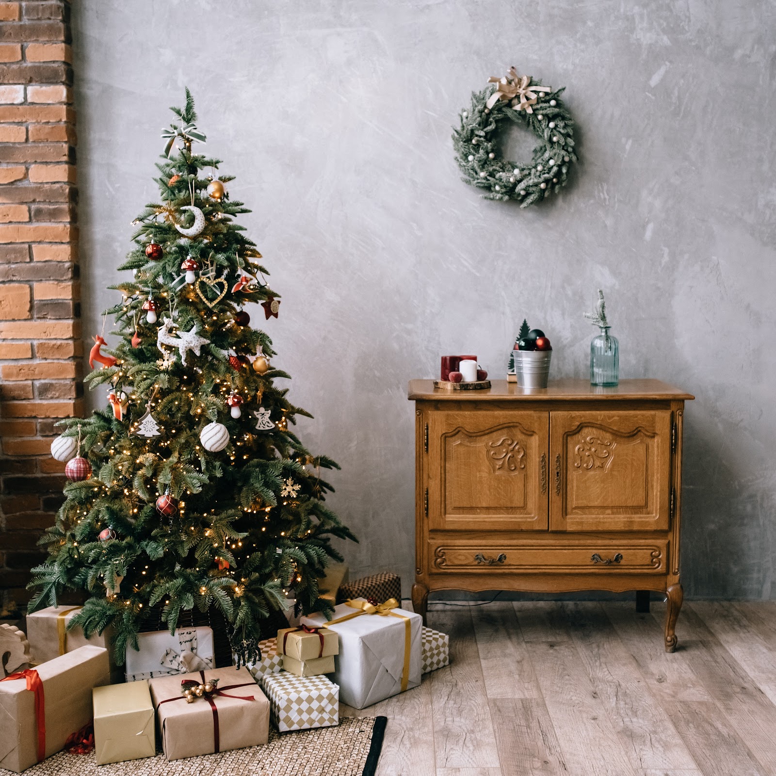 A room decorated for Christmas with Christmas tree and wreath on the wall