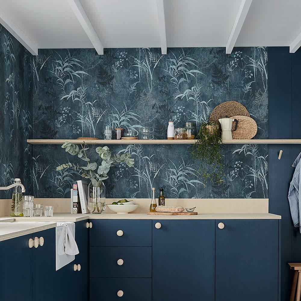 مطبخ أزرق مع خلفية نباتية زرقاء وسقف أبيض