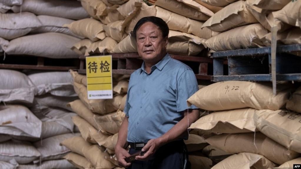 资料照:中国河北养猪农民孙大午在饲料仓库里 (2019年9月24日)
