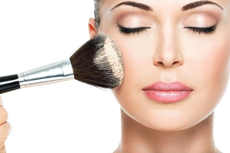 Đánh phấn phủ còn được gọi cách khác là khoán nền trang điểm