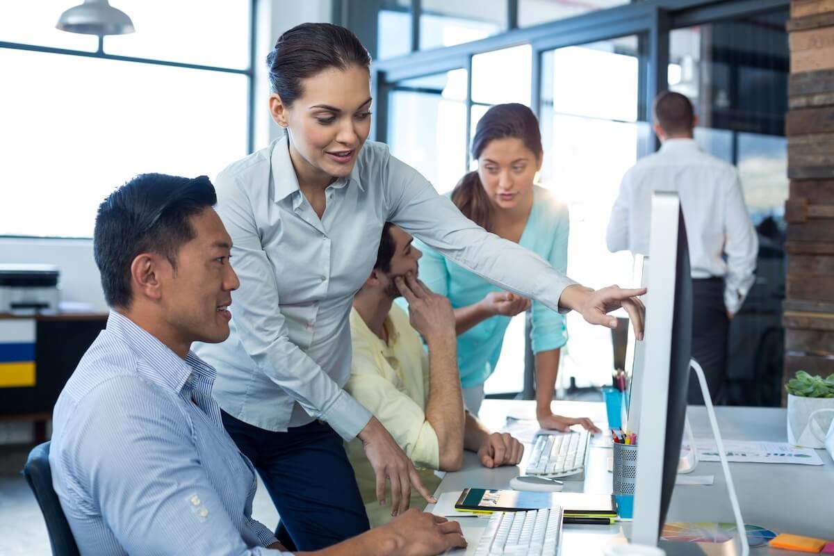 EHR training: employees discussing something on a computer