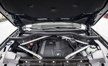 Bên dưới nắp capo của BMW X6 2023 là khối động cơ xăng I6 TwinPower Turbo mạnh mẽ