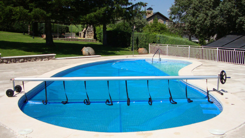 Cobertor solar per a piscines. Augmentar i mantenir la temperatura de l'aigua de la piscina. Espai Piscines Graf