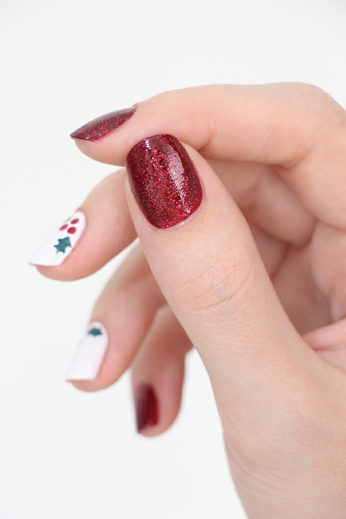 Idee für Winternägel, Mistel auf weißem Grund, roter Glitzer-Nagellack, ovale Nagelform