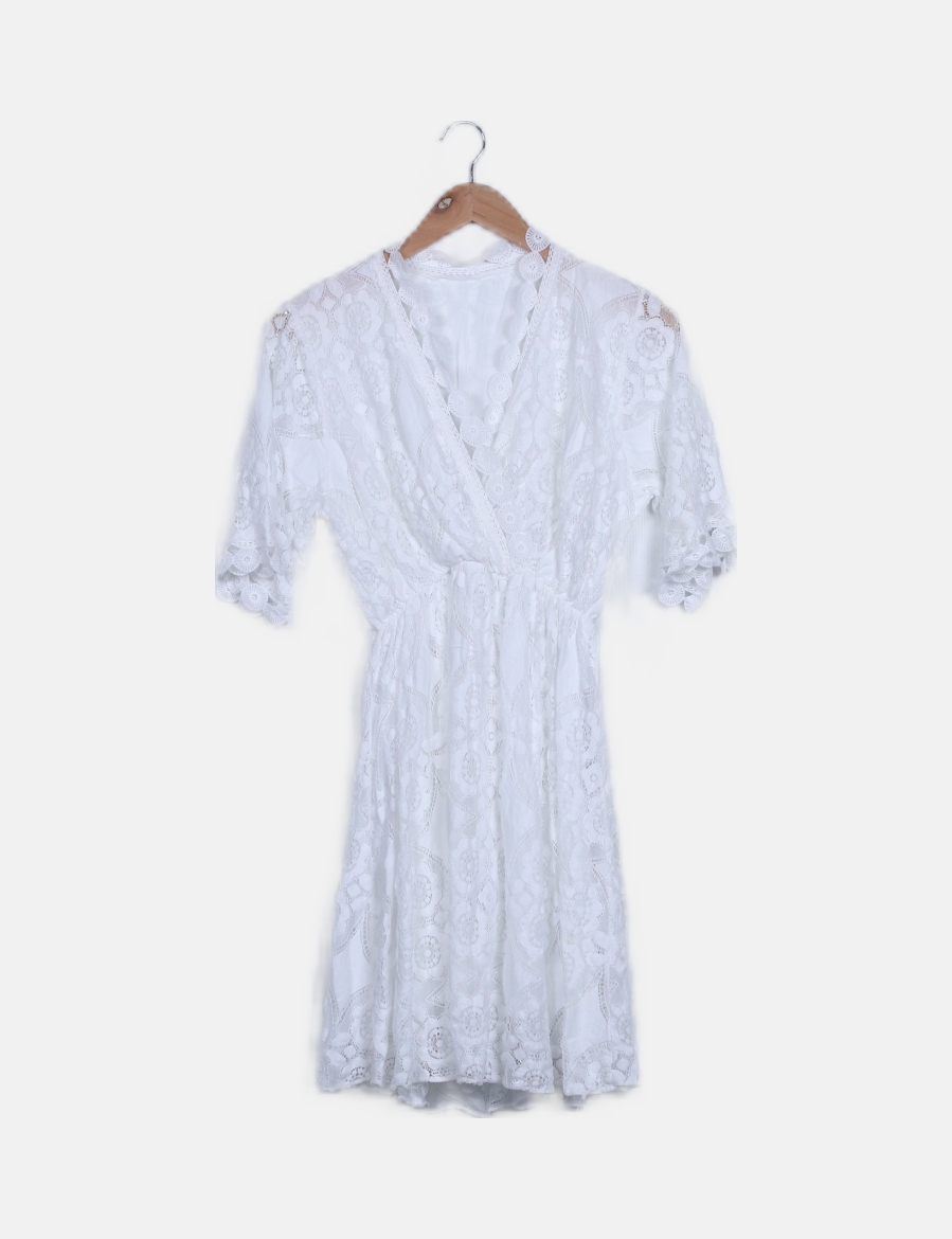 Vestido barato online, de color blanco y escote en pico, con encaje, de la tienda online de segunda mano Micolet, uno de los 15 mejores vestidos baratos para este verano