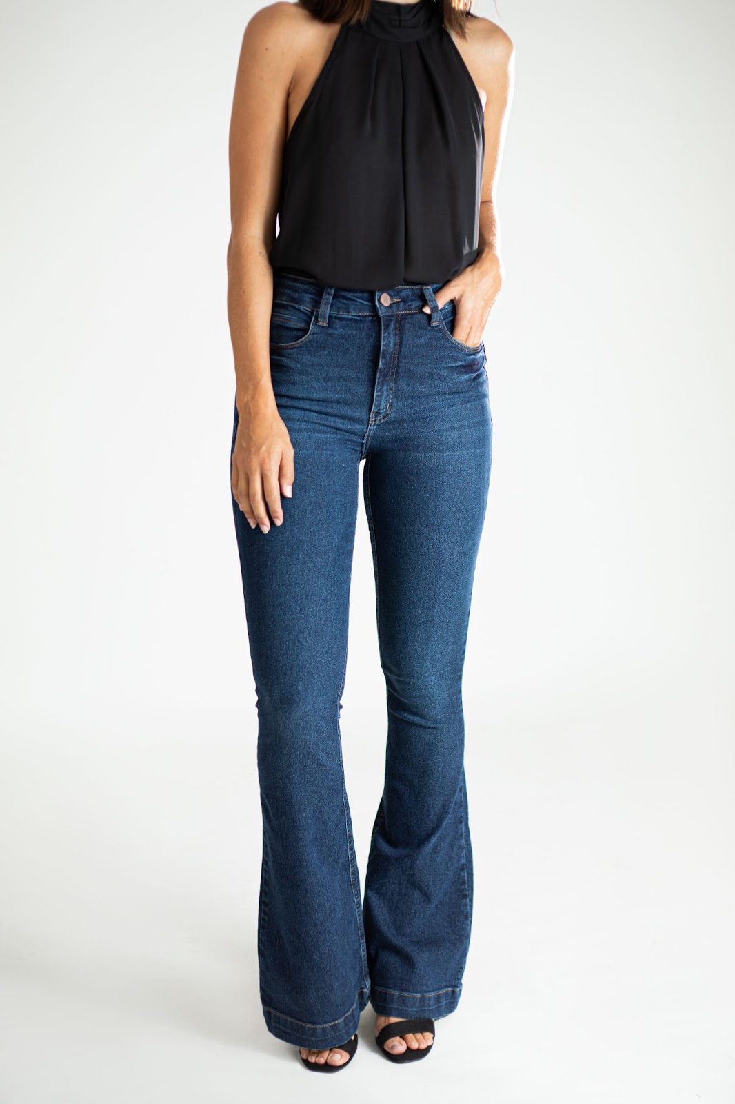 Como montar um look com calça flare? - Dicas e tendências de calça jeans  para mulheres | Blog Santé Denim