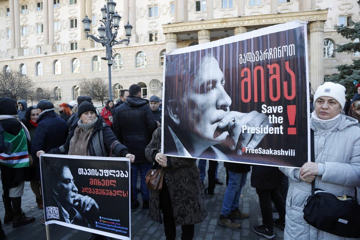 Митингующие требуют освобождения Саакашвили из тюрьмы, 14 декабря 2022 года. Фото: EPA-EFE / ZURAB KURTSIKIDZE