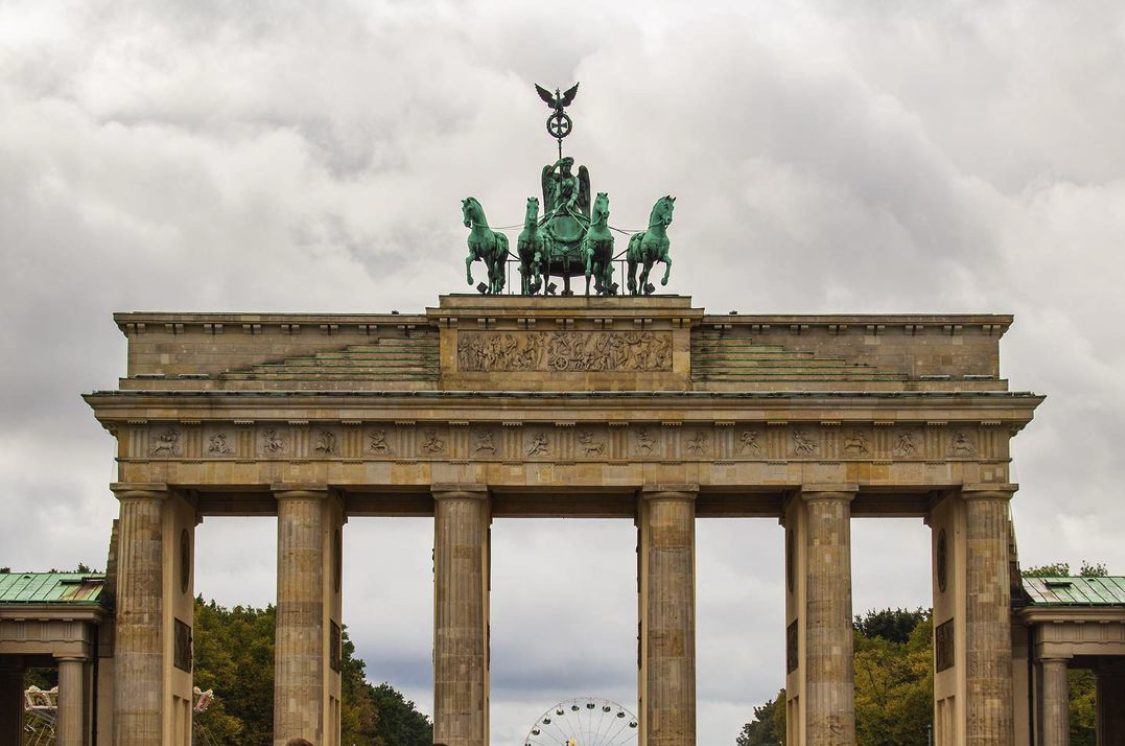 Portão de Brandenburgo em Berlim, símbolo da divisão da Alemanha durante a guerra fria.