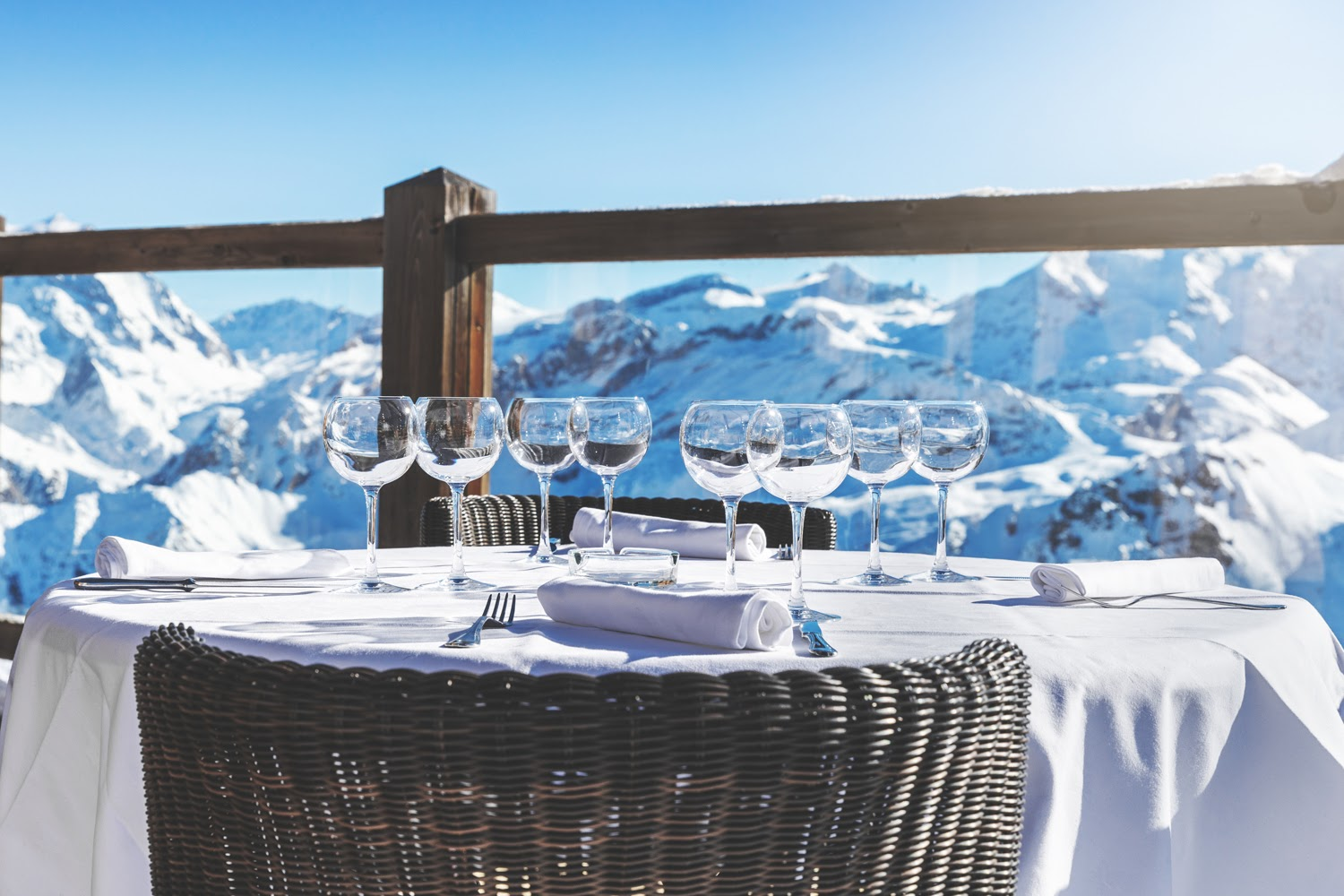 Mesa para comer de un restaurante en la montaña