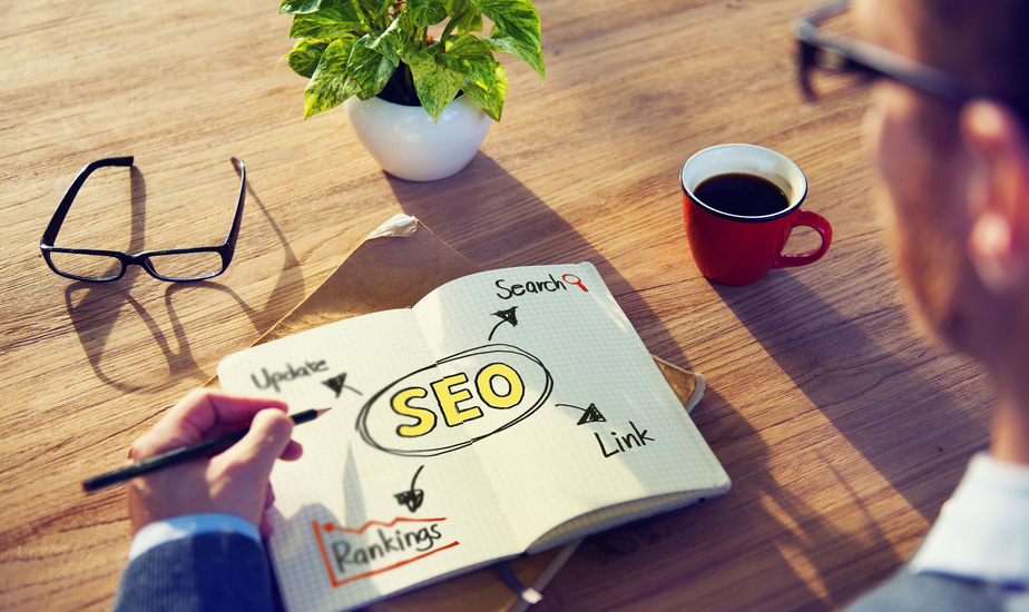 Hipster escrevendo conceitos de SEO em sua nota