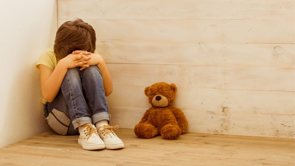 punition-sanction-enfant-triste : enfant triste dans son coin avec son ours en peluche