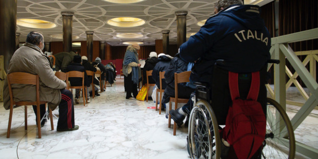 Người vô gia cư được tiêm vaccine Covid tại Vatican