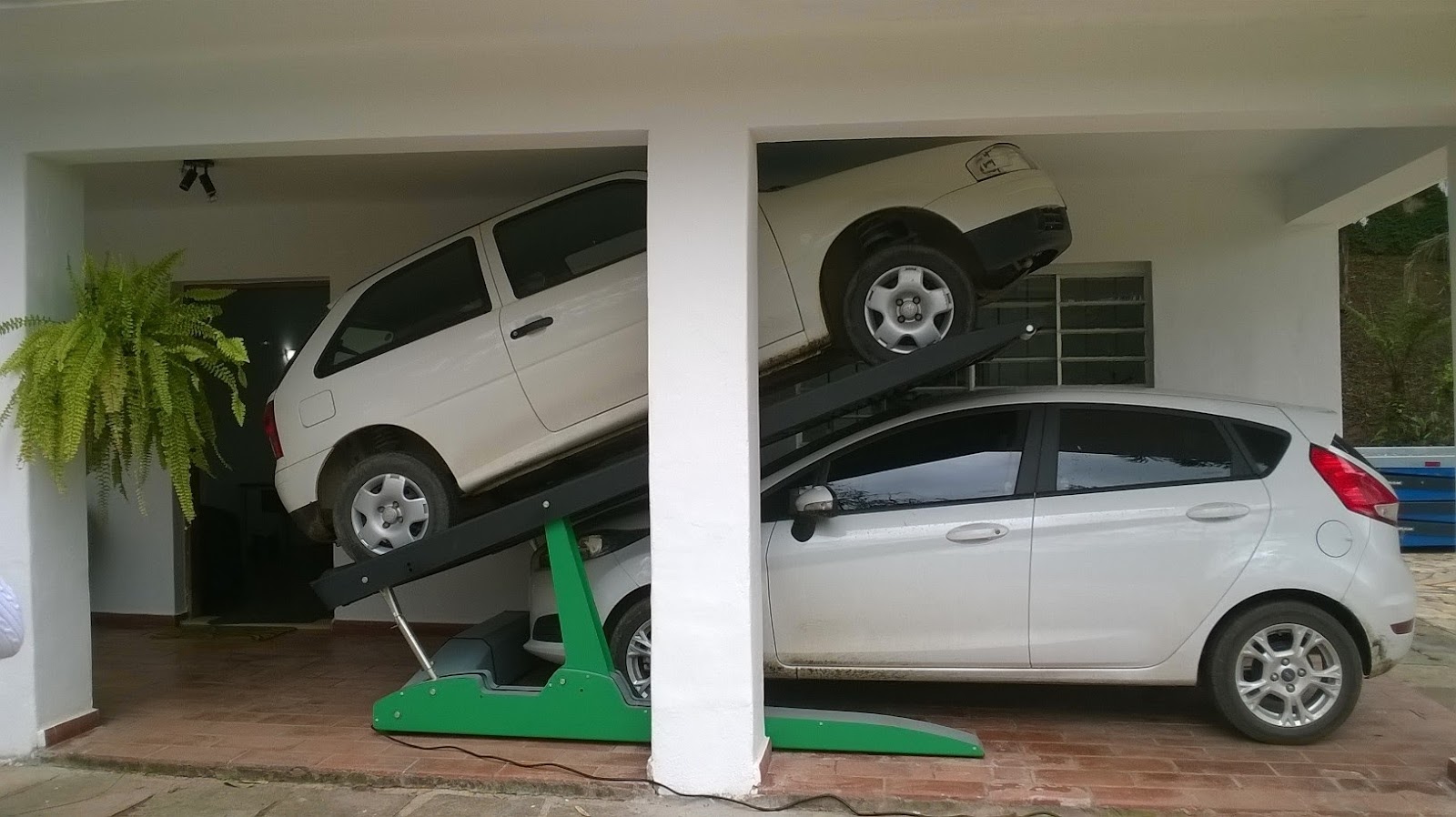 DOIS CARROS NA MESMA VAGA DE GARAGEM.jpg