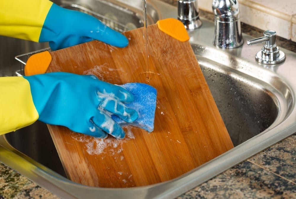 cleaning cutting board 