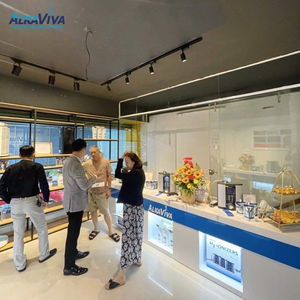 Khách hàng tại showroom 03