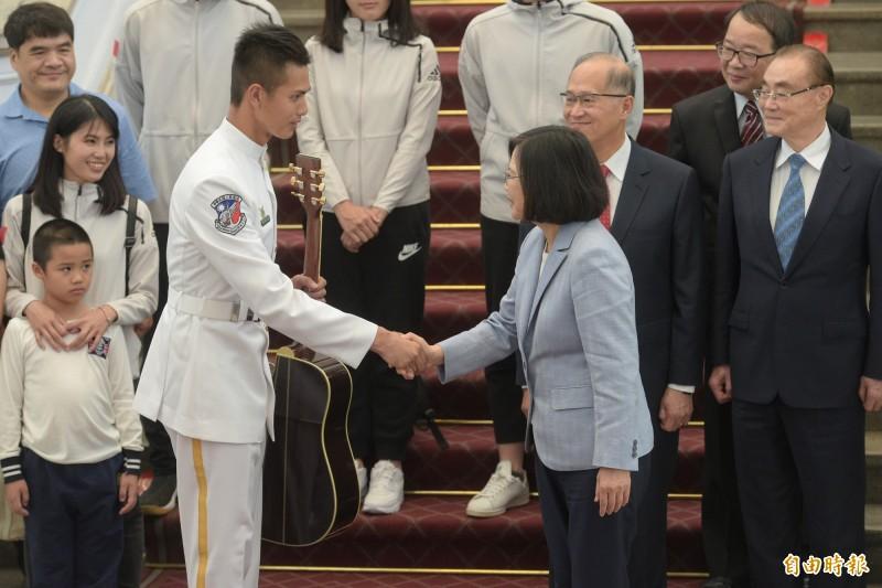 前海軍儀隊上兵蘇祈麟在2018年參加世界儀隊錦標賽，並以「矇眼接槍」絕技獲得第4名及創辦人特別獎殊榮，蔡英文總統特別在總統府接見蘇忻麟，表揚其優異表現。（資料照）