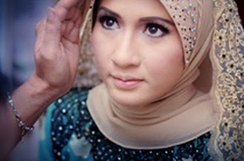 Sue Cantik bride looking up