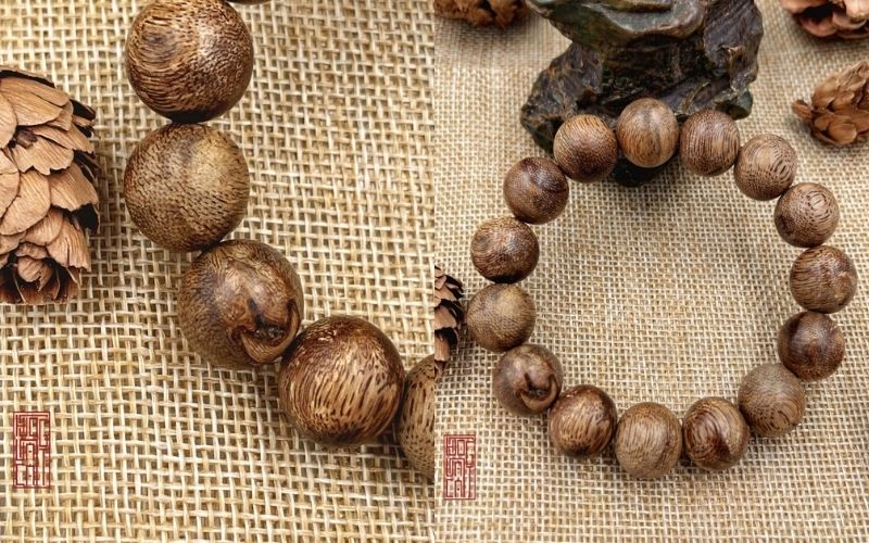 Vòng trầm banh với các vết loang sẫm màu và vân gỗ độc đáo