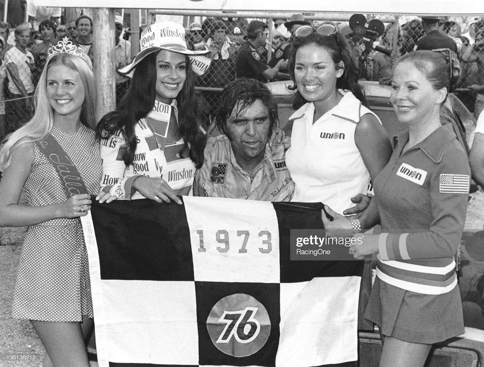 D:\Documenti\posts\posts\Women and motorsport\foto\Getty e altre\august-12-1973-a-tired-dick-brooks-is-joined-by-a-bevy-of-race-queens-picture-id136138212.jpg
