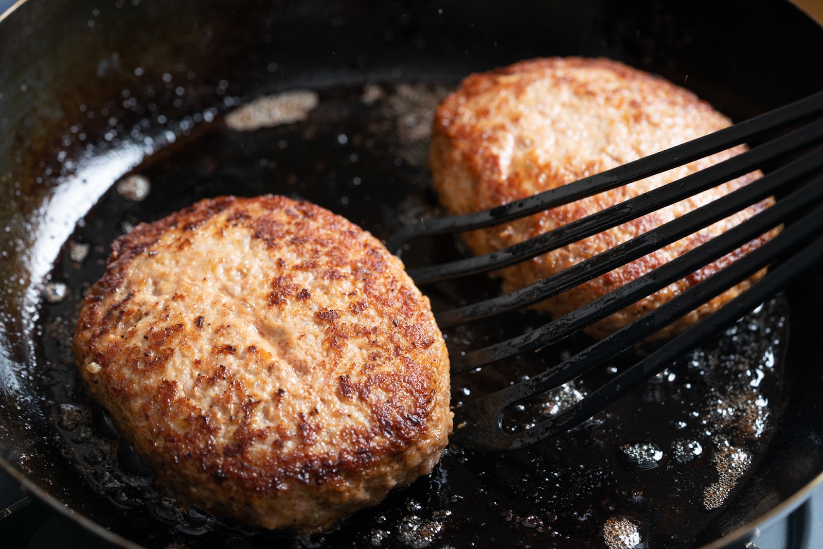 ハンバーグをフライパンで焼く