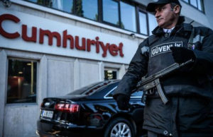 (FILES) This file photo taken on October 31, 2016 shows a security agent standing guard in front of the Cumhuriyet newspaper's headquarters in Istanbul.   Turkey detained on November 11, 2016 the head of the board of opposition daily Cumhuriyet, which saw nine of its staff arrested last week, the newspaper said. Akin Atalay was taken into custody at Istanbul's airport after arriving from Germany, Cumhuriyet said.   / AFP PHOTO / OZAN KOSE