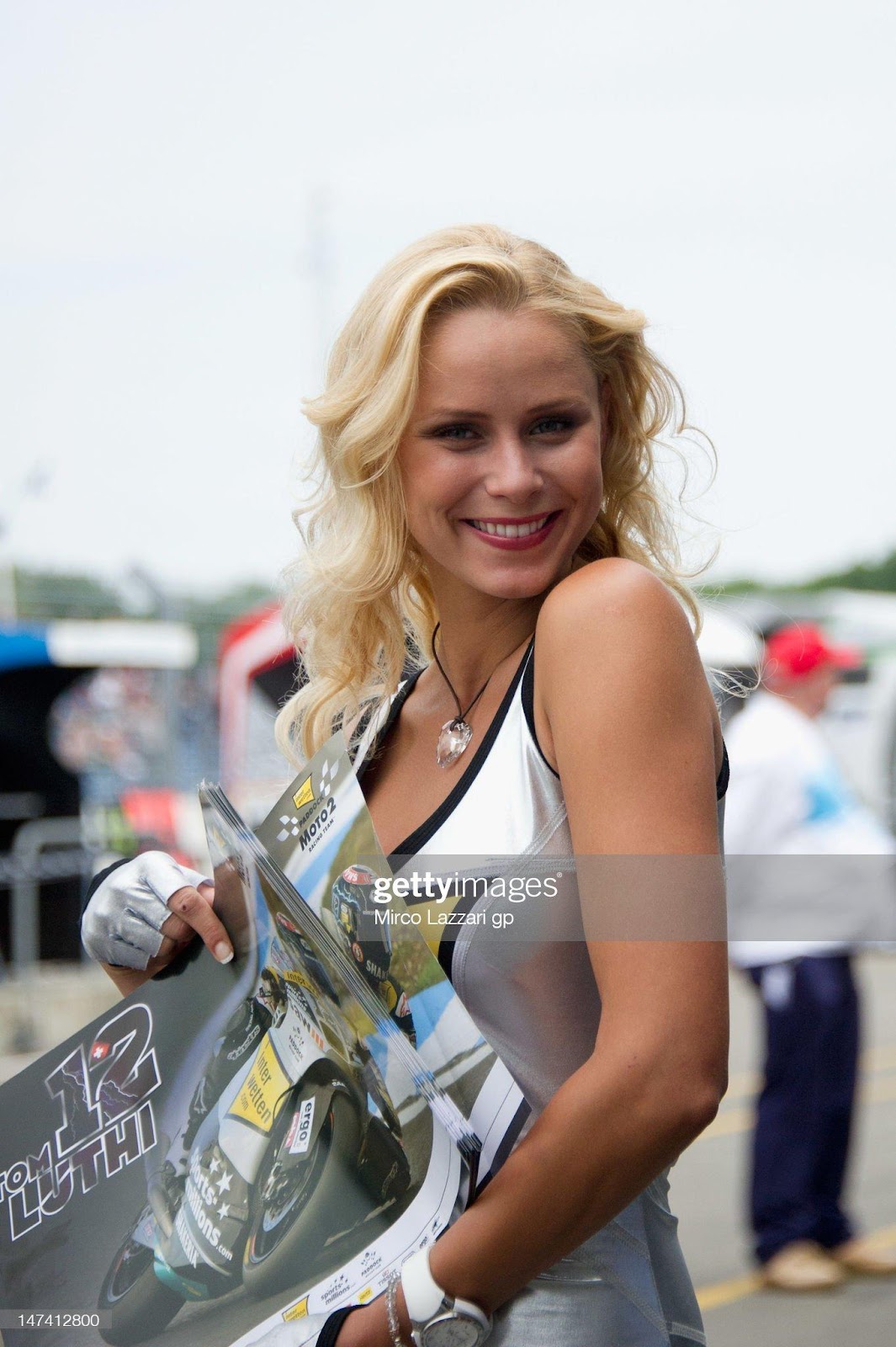 D:\Documenti\posts\posts\Women and motorsport\foto\Getty e altre\grid-girl-poses-and-smiles-on-the-pit-during-the-qualifying-practice-picture-id147412800.jpg