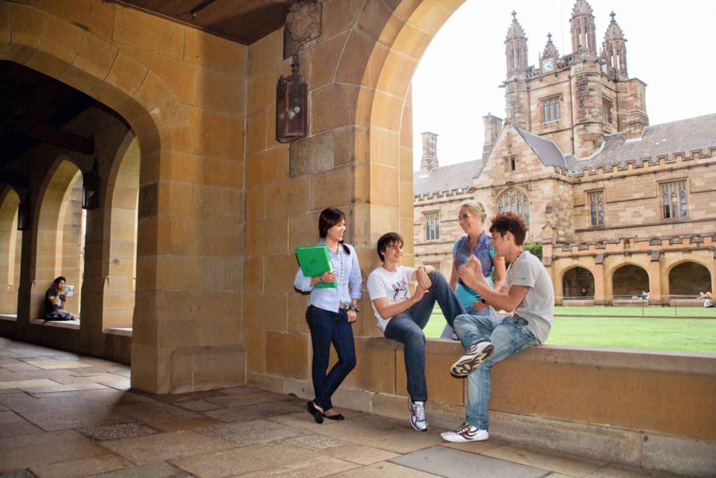 Các trường đại học thường không phân biệt đối xử giữa sinh viên quốc tế và sinh viên Úc