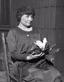 https://upload.wikimedia.org/wikipedia/commons/thumb/f/f9/Hellen_Keller_circa_1920.jpg/220px-Hellen_Keller_circa_1920.jpg