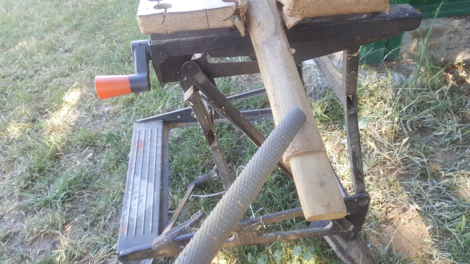 Smoothing handle with rasp
