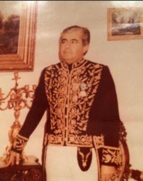 Una persona con un traje de color negro

Descripción generada automáticamente con confianza media