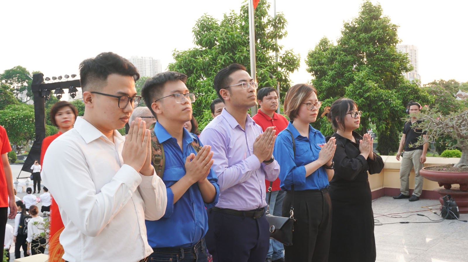 Ông Phan Xuân Thắng, Bí thư Đoàn thanh niên IFI cùng các đoàn viên thắp hương tại Đài tưởng niệm Tổ quốc ghi công