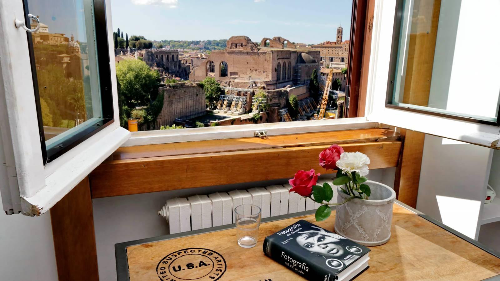 Sala de estar luminosa con vistas al Coliseo en Roma