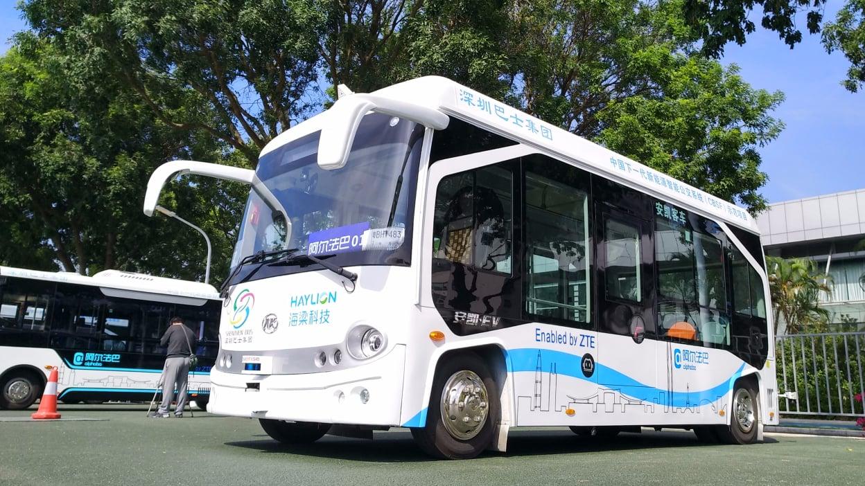 Ônibus estacionado na rua  Descrição gerada automaticamente