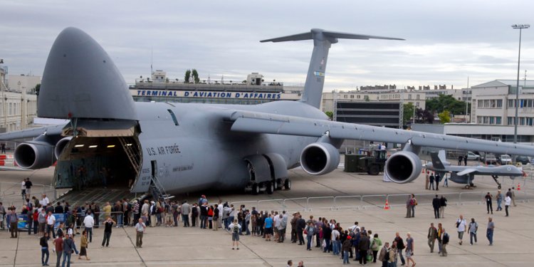 C-5M Super Galaxy airlifter tanker