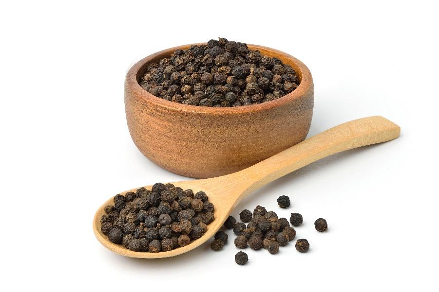 A bowl and spoon with black peppercorns

Description automatically generated with low confidence
