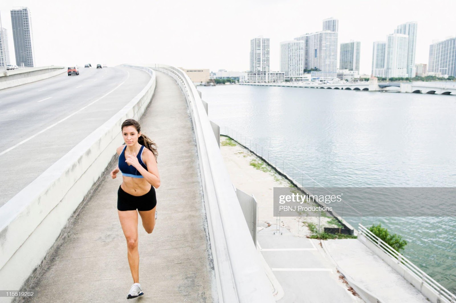 D:\Documenti\posts\posts\Miami\foto\donne normali\hispanic-woman-running-near-urban-waterfront-picture-id115519262.jpg