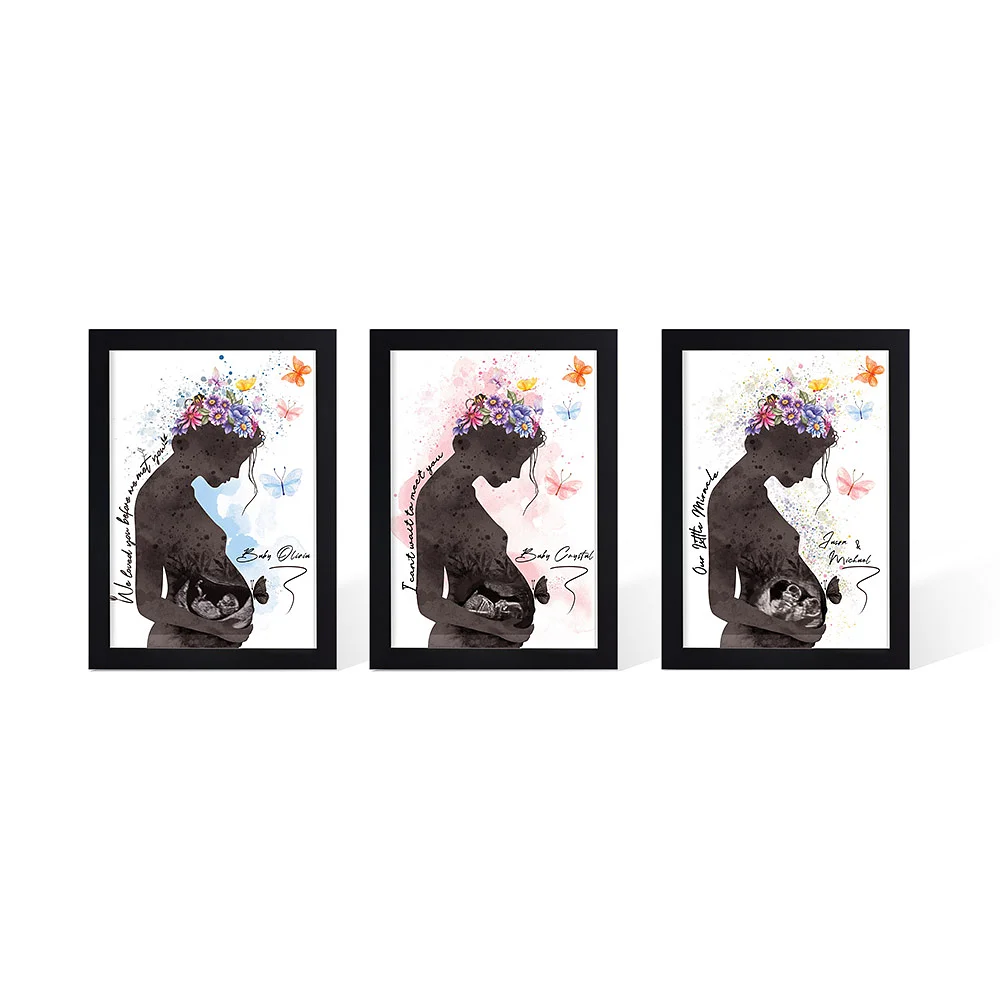 3 tableaux présentant artistiquement une mère de profil dont la tête est entourée de fleurs et le ventre porte la photographie d’une échographie. 