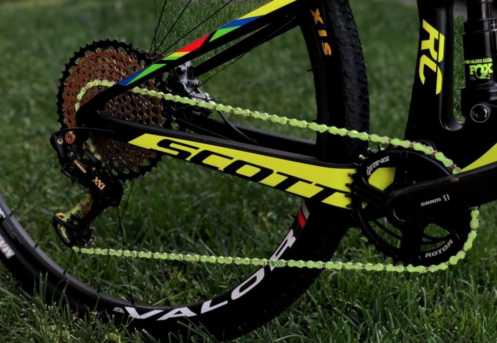 Adding a funky-colored chain to your mountain bike could look really cool.