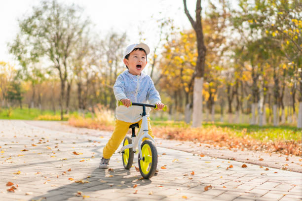 un niño montando en bicicleta de equilibrio