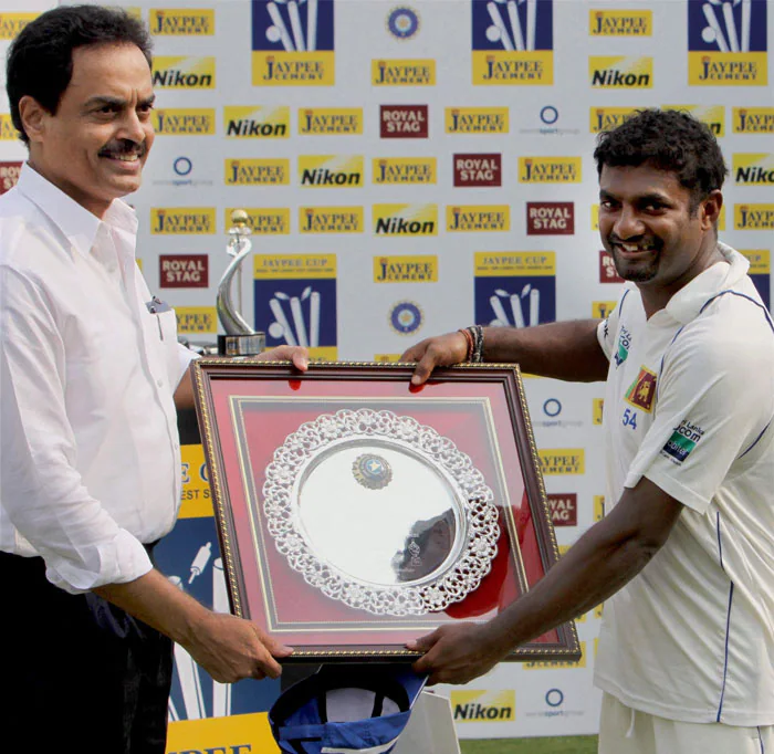 Murulidharan receiving the award