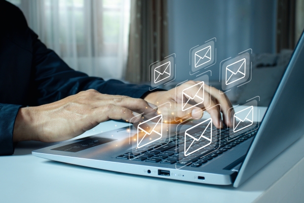man-making-email-ecommerce