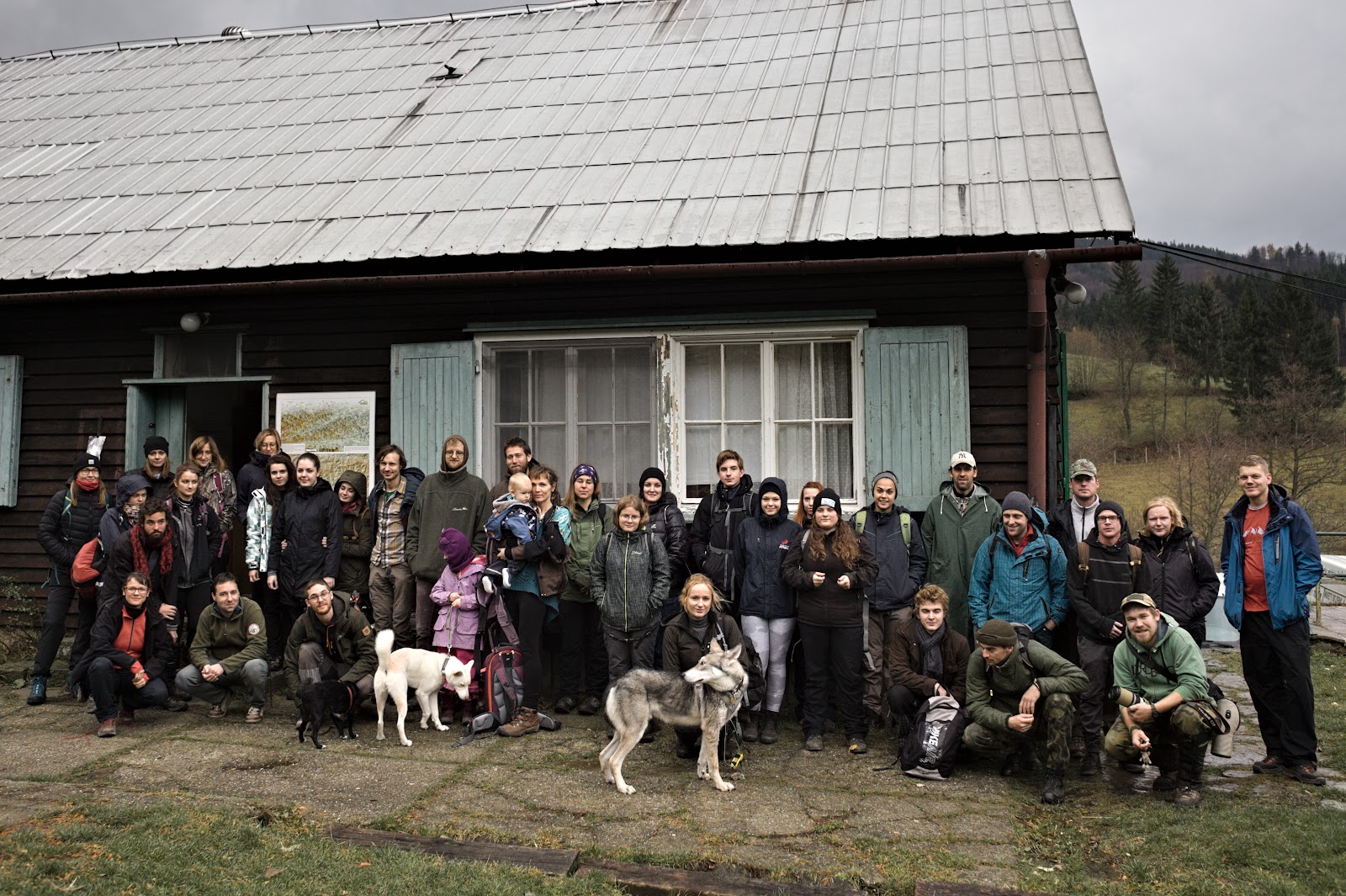 Účastníci školení pro nové dobrovolníky Vlčích a Rysích hlídek v Huslenkách, 2019