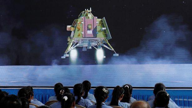 인도사람들이 2023년 8월 23일 인도 아메다바드에 있는 구자라트 과학 도시 강당 안에서 찬드라얀 3호 우주선의 달 착륙 생중계를 보고있다./로이터 연합뉴스
