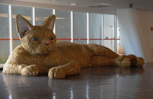 Gato gigante deitado em exposição no Museu de Arte Contemporânea em SP.