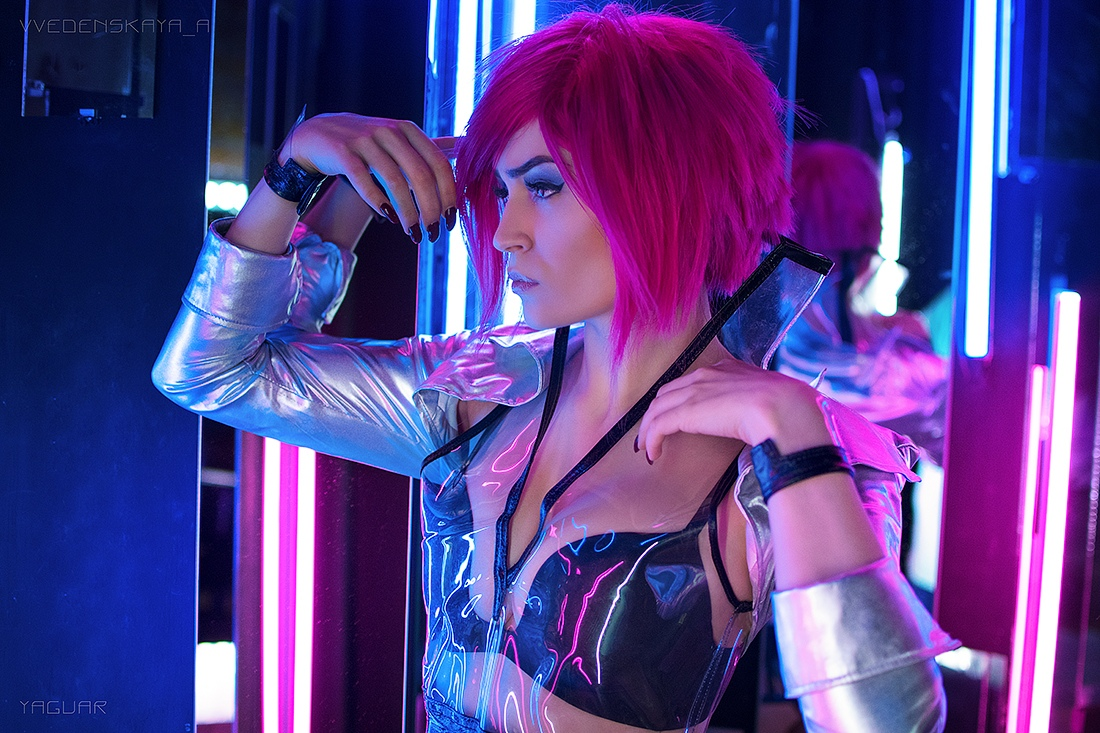 Правильный косплей по Cyberpunk 2077 — девушки, неон и имплантаты