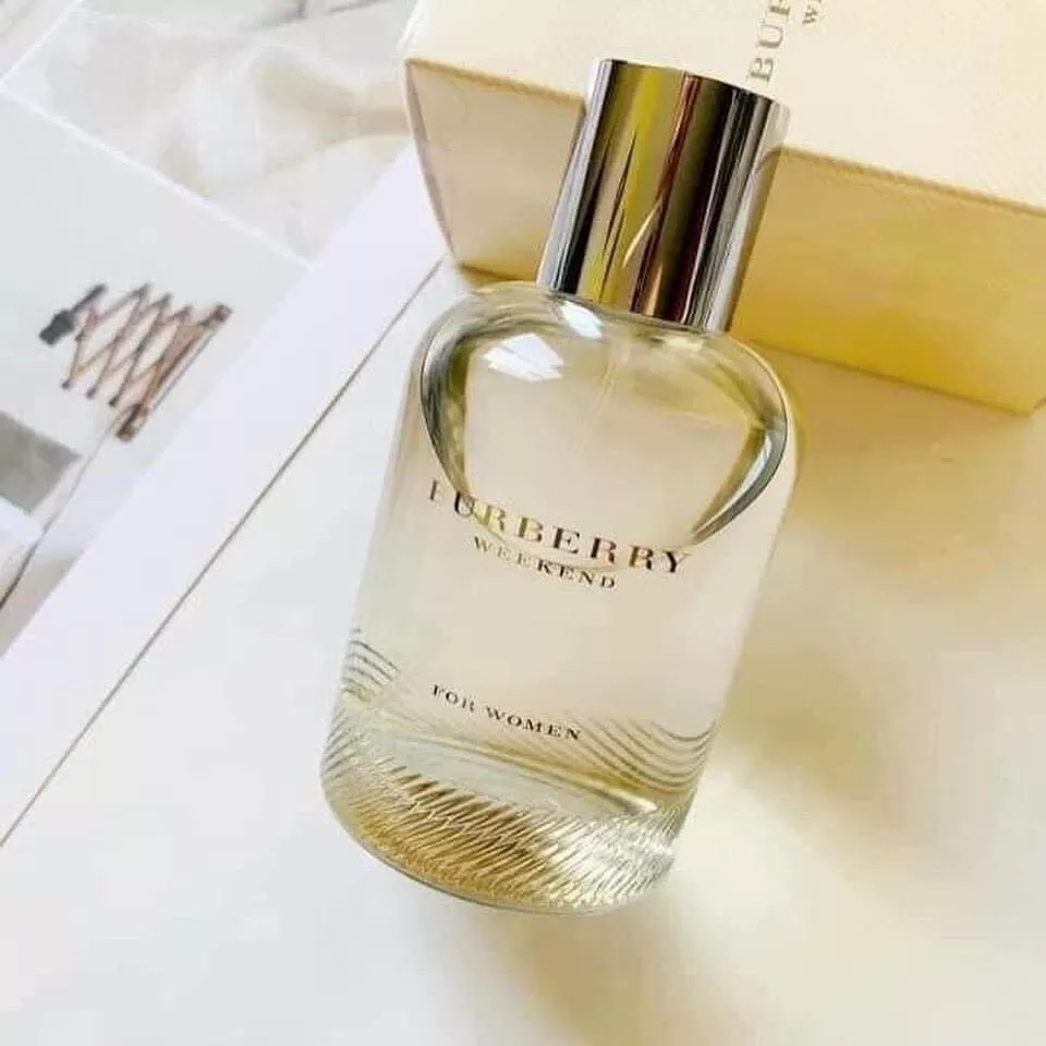 Dầu thơm Burberry nữ Weekend EDP sở hữu thiết kế cổ điển, mộc mạc với họa tiết kẻ sọc truyền thống