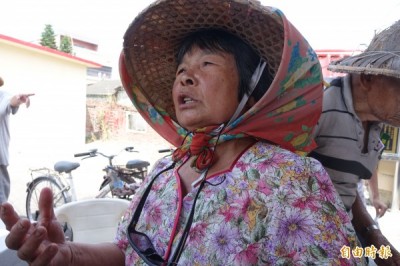 世居彰化縣大城鄉台西村的阿嬤許曹李抱怨，六輕來了，「吃飯配煙」。（記者劉曉欣攝）